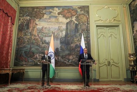 欧米の制裁で重要産業の運営維持に苦慮しているロシア政府が、自動車、航空機、鉄道の部品を含む製品５００以上のリストをインドに送付していたことが分かった。８日の外相会談の代表撮影。（2022年　ロイター）