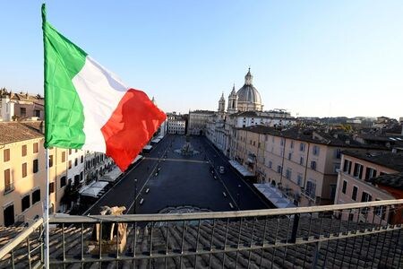 イタリア政府が減税策や雇用支援などを含む総額２００億ユーロ（２２７億３０００万ドル）の追加刺激策を準備していることが１３日、関係筋の話で分かった。ローマで４月撮影（２０２０年　ロイター/ALBERTO LINGRIA）