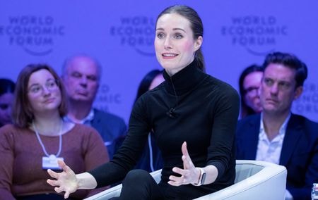 　フィンランドのマリン首相（中央）は１月１７日、世界経済フォーラム年次総会（ダボス会議）で演説し、同国はウクライナをロシアとの戦争において必要な期間支援する用意があると表明した（２０２３年　ロイター/Arnd Wiegmann）