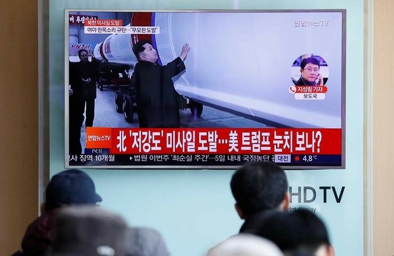 ２月２０日、中国は北朝鮮からの石炭輸入を停止すると発表し、同国を厳しく鞭打ったが、対話ルートを完全に断ってしまう様子は見られない。写真は、北朝鮮の弾道ミサイル発射実験を伝えるテレビ画面。ソウルで１２日撮影（２０１７年　ロイター/Kim Hong-Ji）