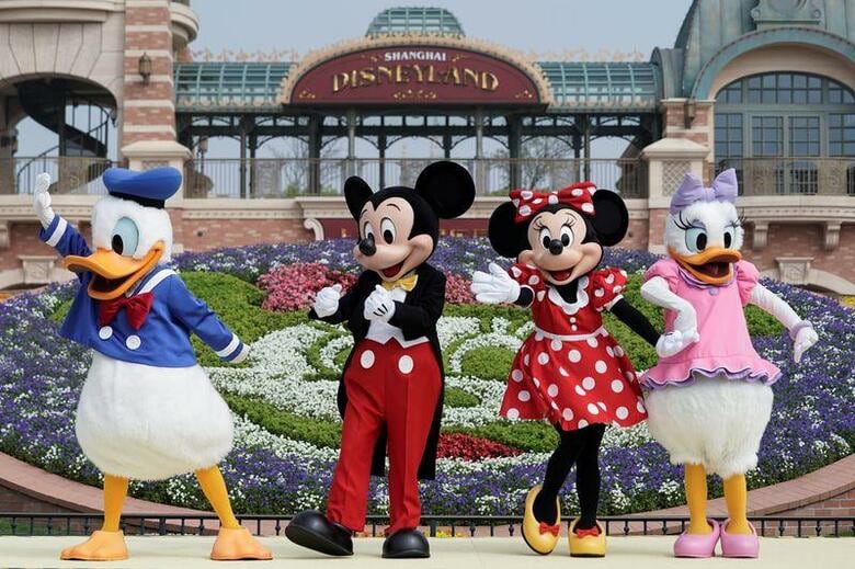 新型コロナウイルスの影響で休園していた米ウォルト・ディズニーの中国・上海ディズニーランドが、約3カ月ぶりに営業を再開した。当面は入場者数を制限する。写真は上海で11日撮影（2020年　ロイター／ALY SONG）