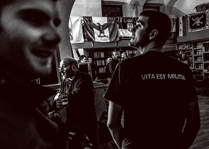 極右組織ゼニトの結成10周年を祝う集会。彼らのお気に入りのスローガンの１つは「VITA EST MILITIA（人生は闘いだ）」