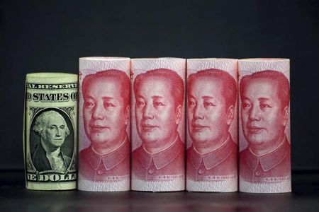 　３月１９日、中国人民銀行（中央銀行）の易綱副総裁は、投機的な為替取引に対抗することを目的とした税制度について、現在は研究段階にあると述べた。北京で１月撮影（２０１６年　ロイター/Jason Lee）