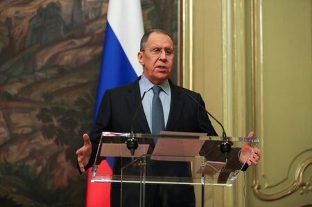 　ロシアのラブロフ外相（写真）によると、２月２４日以降、ウクライナから１００万人以上がロシアへ避難した。中国国営の新華社通信への発言をロシア外務省が３０日未明に発表した。モスクワで４月２６日撮影。代表撮影（２０２２年　ロイター）