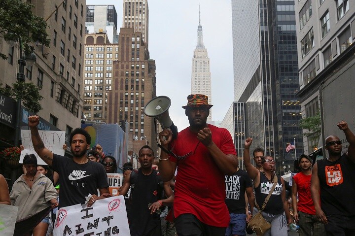警官による黒人射殺に抗議するデモ　Bria Webb-REUTERS