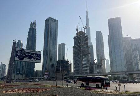 　３月２０日、米国とイスラエルによるイランへの攻撃が始まってから約３週間が経過する中、ドバイの不動産市場には低迷の兆しが見え始めている。写真はドバイの高速道路。４日撮影（２０２６年　ロイター/Rula Rouhana）