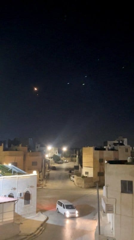 9月9日、ヨルダンのアシュ・シャジャラで、イラン革命防衛隊が発射した飛翔体を迎撃するため作動した防空システム。ロイターが入手した動画より。 Reuters