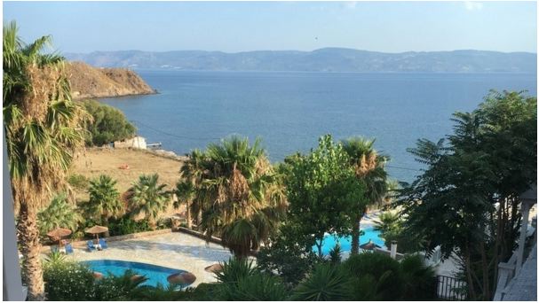 この美しいリゾート地の沖から難民たちは港に上陸したのだった（スマホ撮影）