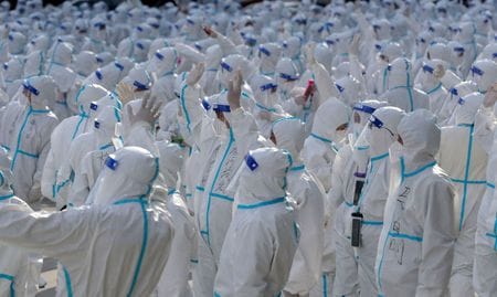 ７月６日、中国中部阜陽市の裁判所は３月、阜陽民生医院が債務不履行のため破産を申請したと発表した。　写真は４月、吉林省梅河口市から長春に医療支援のため派遣された医療関係者（２０２２年　ロイター/China Daily）