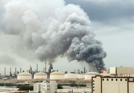 写真は攻撃を受けて煙が上がる石油精製所。3月9日、バーレーンのマナマで撮影。REUTERS