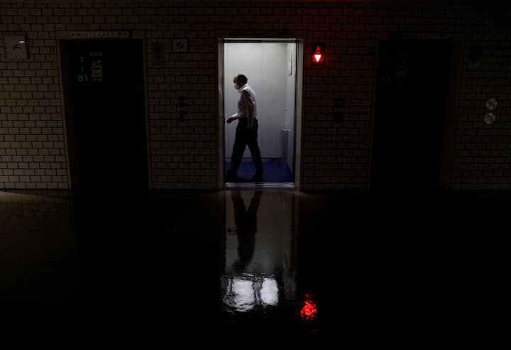 率先して節電中の経済産業省　Issei Kato- REUTERS