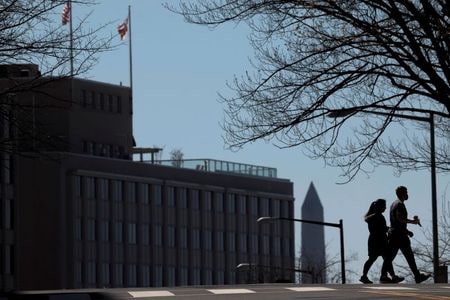 米供給管理協会が発表した４月の非製造業総合指数は６２．７と、過去最高だった前月の６３．７から小幅に低下した。写真は３月３０日、ワシントンで撮影（２０２１年　ロイター／Tom Brenner）