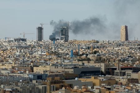 　サウジアラビアはイランと米国の紛争の外交的解決を支持する一方、自国の領内やエネルギー施設への攻撃が続けば、報復を余儀なくされる可能性があるとイランに伝えた。写真は米・イスラエルとイランによる紛争の最中にサウジアラビアの首都リヤドで市街地から立ち上る煙。５日撮影（２０２６年　ロイター）
