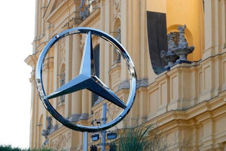 　１１月１６日、ドイツ自動車大手メルセデス・ベンツは、中国で高級電気自動車（ＥＶ）の需要の変化を理由に、「ＥＱ」シリーズのセダン「ＥＱＥ」と「ＥＱＳ」の一部のモデルを値下げしたと発表した。写真は同社のロゴ。ミュンヘンで２０２１年９月撮影（２０２２年　ロイター／Wolfgang Rattay）