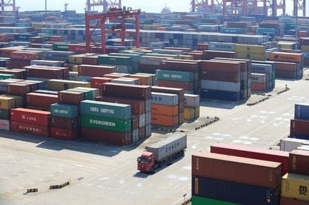 　５月８日、中国税関総署が発表した４月の貿易統計によると、輸出と輸入ともに予想以上に伸びが鈍化した。国内外の需要低迷とコモディティー価格の下落が背景にある。写真は上海の港湾で２月撮影（２０１７年　ロイター／Aly Song）
