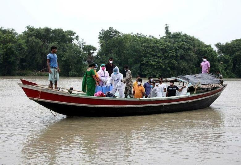 インドで全土での１日の新型コロナウイルスワクチン接種が８３０万回と過去最多になった。写真は、予防接種のため西ベンガル州バトラ島へ渡る医療関係者（２０２１年　ロイター/Rupak De Chowdhuri）