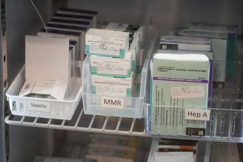 米サウスカロライナ州にある医療用冷蔵庫に保管されたはしか・おたふく風邪・風疹の混合ワクチン。２月撮影。REUTERS/Jayla Whitfield-Anderson