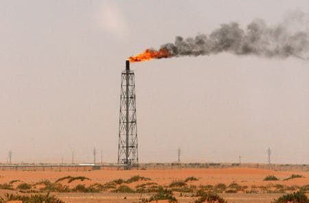 サウジアラビアのファイサル・アリブラヒム経済相は２０日、サウジは複数の原油価格シナリオに常に備えており、予算は優先順位によって決定されると語った。写真は２００８年６月、リヤドで撮影（２０２５年　ロイター/Ali Jarekji）
