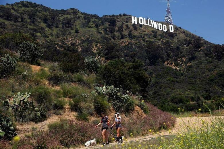 米カリフォルニア州ロサンゼルス郡当局は、映画およびテレビ番組の制作を１２日から可能とする一方、映画館の営業再開許可は見送った。写真はロサンゼルスでハイキングをする人々。５月９日撮影（２０２０年　ロイター/Patrick T. Fallon）