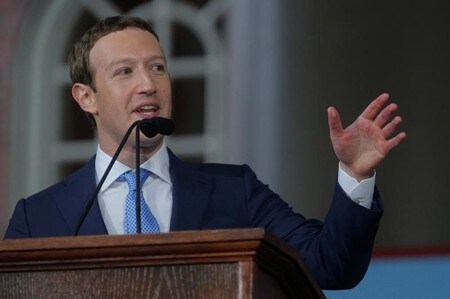 　１０月２４日、英議会のメディア関連委員会は、交流サイト最大手の米フェイスブックのザッカーバーグ最高経営責任者（写真）に書簡を送り、英国の欧州連合（ＥＵ）離脱が決まった２０１６年の国民投票と今年の総選挙前後に広告を掲載したロシア関連アカウントの情報を提供するよう求めた。５月撮影（２０１７年　ロイター/Brian Snyder）