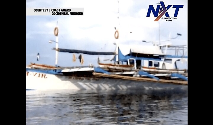 中国船に当て逃げされたフィリピンの漁船　(c) COAST GUARD OCCIDENTAL MINDORO via ABS-CBS News / YouTube