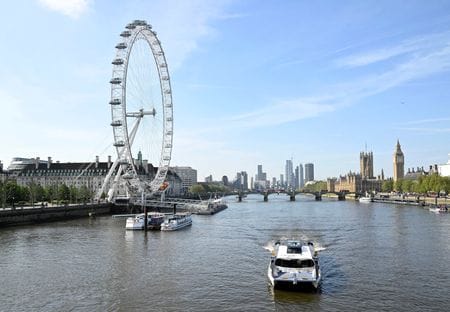 　５月１７日、英政府は１７日、地球温暖化に伴う洪水と海面上昇からロンドン中心部を保護する計画を１５年前倒しする方針を明らかにした。写真はテムズ河。ロンドンで撮影（２０２３年　ロイター／Toby Melville）