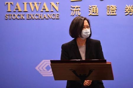 台湾の蔡英文総統は１０日、半導体など重要な製品の供給確保に向け、欧州連合（ＥＵ）などの民主主義国と協力すると述べた。写真は蔡英文総統。２月８日撮影（２０２１年　ロイター/Ann Wang）