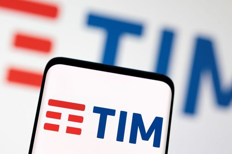 写真はテレコム・イタリアのロゴ。2022年5月撮影。REUTERS/Dado Ruvic