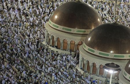 サウジアラビアの金融規制当局である資本市場庁（ＣＭＡ）は２７日、国内のイスラム教二大聖地、メッカとメディナに不動産を保有する上場企業に対して外国人が投資することを認めると発表した。写真は２００９年９月、メッカで撮影（２０２５年　ロイター/Susan Baahil）