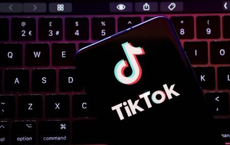 台湾政府は１８日、中国系動画投稿アプリ「ＴｉｋＴｏｋ（ティックトック）」について、台湾で子会社を違法に運営している疑いで調査を開始したと発表した。資料写真、８月撮影（２０２２年　ロイター／Dado Ruvic）
