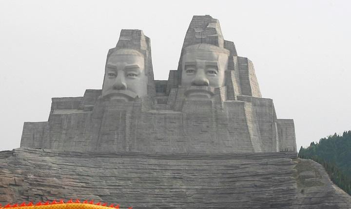 河南省新鄭市に建てられた2007年頃の「黄帝」と「炎帝」の巨大像　 Donald Chan-REUTERS