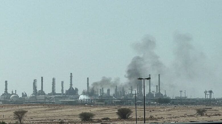 2026年10月3日、サウジアラビアのリヤド南部にあるアラムコ製油所から上る煙。REUTERS