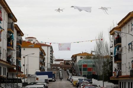 スペイン保健省によると、同国の新型コロナウイルス感染による死者数は９日現在、６８３人増加して計１万５２３８人となった。写真は４月８日、南部のロンダで撮影（２０２０年　ロイター/Jon Nazca）