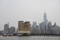 米ニューヨークのハドソン川に遊覧ヘリ墜落...子ども3人を含む6人全員死亡