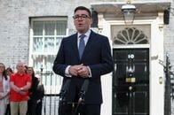 バーナム英首相就任、生活費対策と新10カ年計画提示を約束