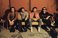 成熟し、進化を遂げるサウンド──夜更けが似合うアークティック・モンキーズの新アルバム