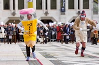 フライパン片手に全力疾走――ロンドン名物「パンケーキ・レース」