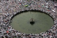 インドネシアのイスラム教徒数万人がデモ　ジャカルタ知事の辞任を要求