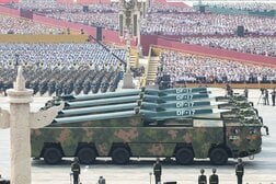 中国が核搭載可能な極超音速ミサイルシステム「DF-17」の発射映像を公開