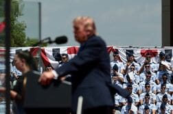 原油先物6％下落、トランプ氏「イランとの交渉は最終段階に」