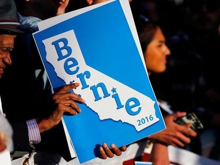 ５月２２日、米大統領選で民主党候補指名を目指すサンダース上院議員は、党指導部がクリントン氏を候補に指名しようとしているとして不満をあらわに。写真はサンダース氏の支持者ら。カリフォルニア州ナショナルシティーで２１日撮影（２０１６年　ロイター/MIKE BLAKE）