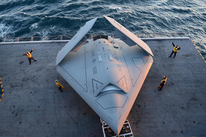 無人攻撃機はもはや常識。もしそれが「知性」をもったら？（写真は米海軍の無人戦闘航空機「X-47B」）　U.S. NAVY via flickr