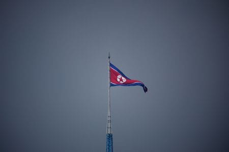 　北朝鮮国営朝鮮中央通信（ＫＣＮＡ）は、国家航空宇宙技術総局の報道官の談話として、米国が北朝鮮にミサイル、ロケットの発射をやめるよう要請していることを批判した。写真は北朝鮮の旗。板門店付近で２０２２年７月代表撮影（２０２４年　ロイター）