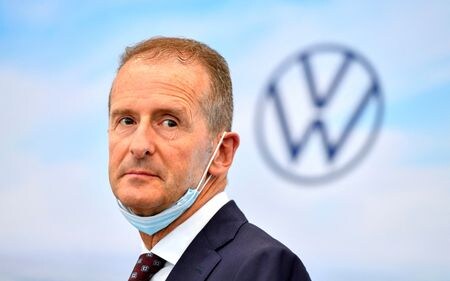 ドイツ自動車大手フォルクスワーゲン（ＶＷ）のヘルベルト・ディース最高経営責任者（ＣＥＯ）は１６日、米インターネット掲示板「レディット」上の質疑応答で、２５年以内に自動車業界で自動運転が普及するとの見方を示した。写真は２０２１年６月、ツウィッカウで撮影（２０２２年　ロイターF/Matthias Rietschel）