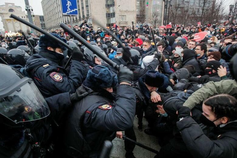 ロシアの反体制指導者ナワリヌイ氏の釈放を求める抗議運動が全土に広がる中、治安当局は同氏の妻を含め、これまでに3000人を超える参加者を拘束した。写真は、治安当局がデモ隊と衝突する様子。23日撮影（2021年　ロイター/Maxim Shemetov ）