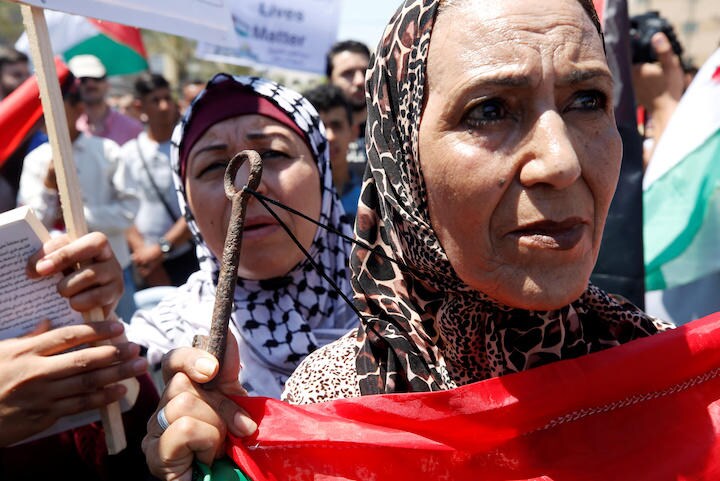 イスラエルのパレスチナ自治区の併合に抗議するパレスチナ女性　REUTERS/Mohammed Salem