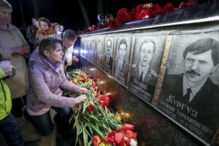 　４月２６日、チェルノブイリ原子力発電所事故から３０年を迎え、追悼行事が行われた。写真はウクライナのスラブチチで撮影（２０１６年　ロイター／Gleb Garanich）