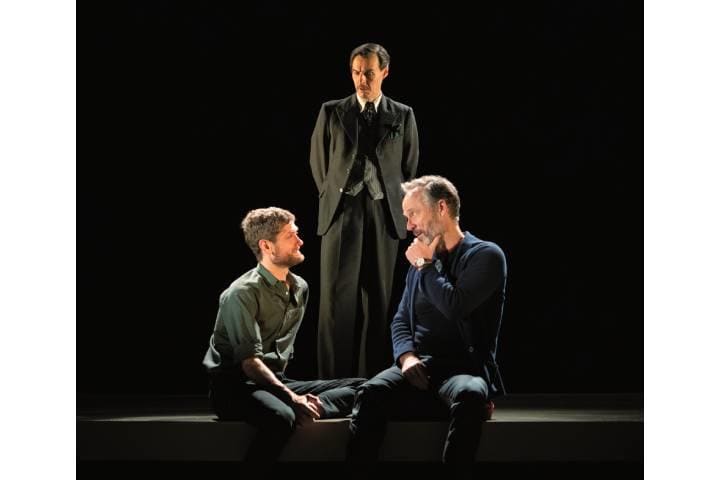 30代のエリック(左)は年配のゲイ男性らと交流しながら居場所を探していく　SARA KRULWICHーTHE NEW YORK TIMESーREDUX/AFLO