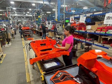 米連邦準備理事会（ＦＲＢ）が１５日発表した４月の製造業生産指数は０．４％低下した。写真は３月、ウィスコンシン州ブリリオンにある米アリエンスの工場で撮影（２０２５年　ロイター/Tim Aeppel）