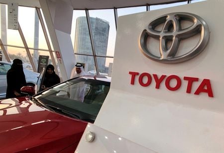 １１月２１日、トヨタ自動車は、急増する自動車需要に対応するため、４億ドル近くを投じてインドに第３工場を建設すると発表した。写真は同社のロゴ。サウジアラビア・ダーランで２０１９年６月撮影（２０２３年　ロイター/ Hamad I Mohammed）